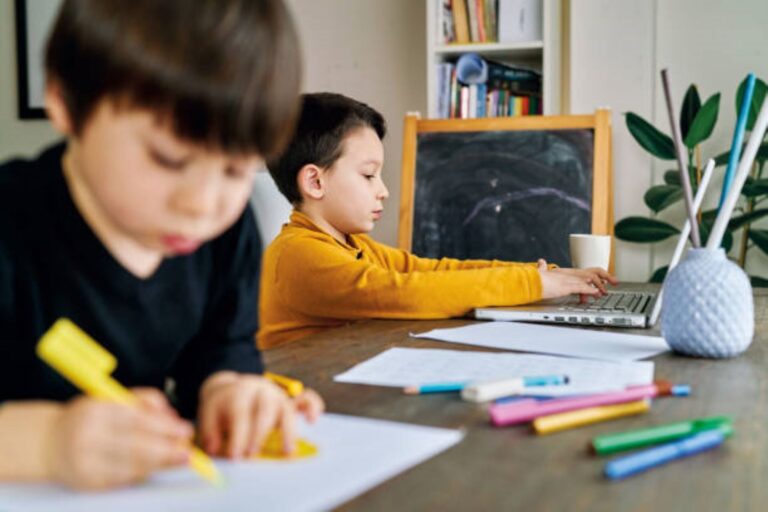 Ilustración de un aula con elementos simbólicos de inteligencia artificial y tecnología educativa.
