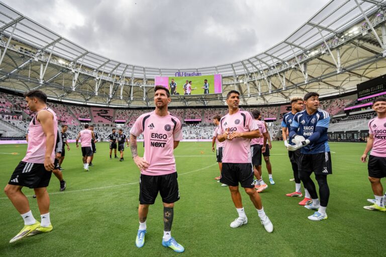 Plantel de Inter Miami durante el primer entrenamiento en el césped del nuevo Nu Stadium.