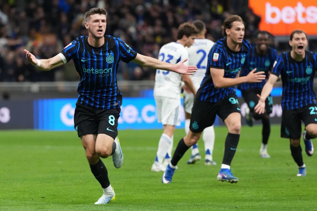 Jugadores del Inter de Milán celebrando un gol durante el partido contra el Como en la Copa Italia.