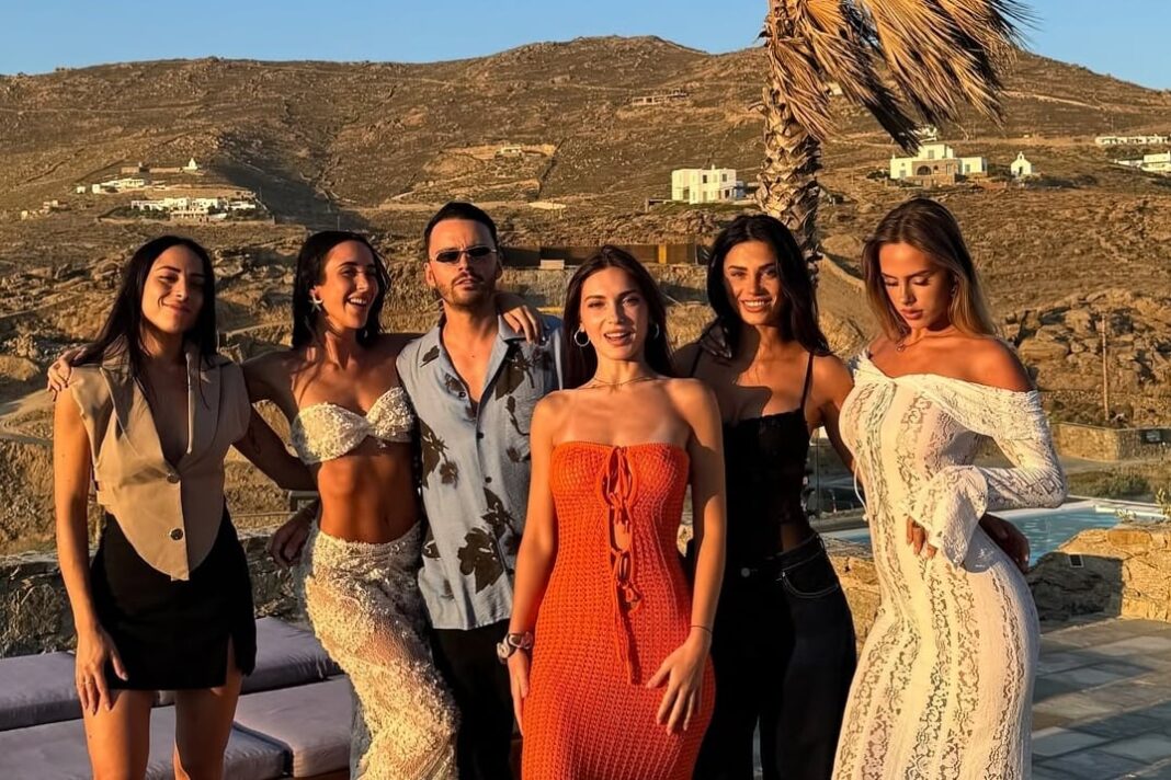 Ilustración de una investigación judicial con documentos y una lupa sobre un fondo de bandera italiana.