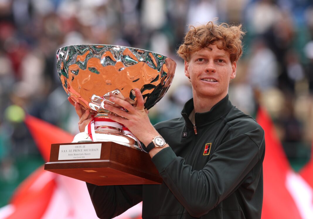 Jannik Sinner celebra su victoria en la final del torneo de tenis de Montecarlo.