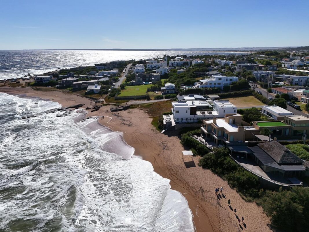 Vista aérea de las playas y el pueblo de José Ignacio, Uruguay.