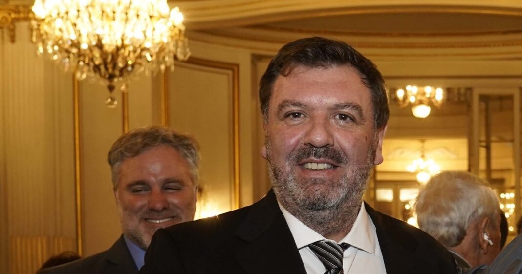 Fachada del Banco de la Nación Argentina y símbolo de la justicia