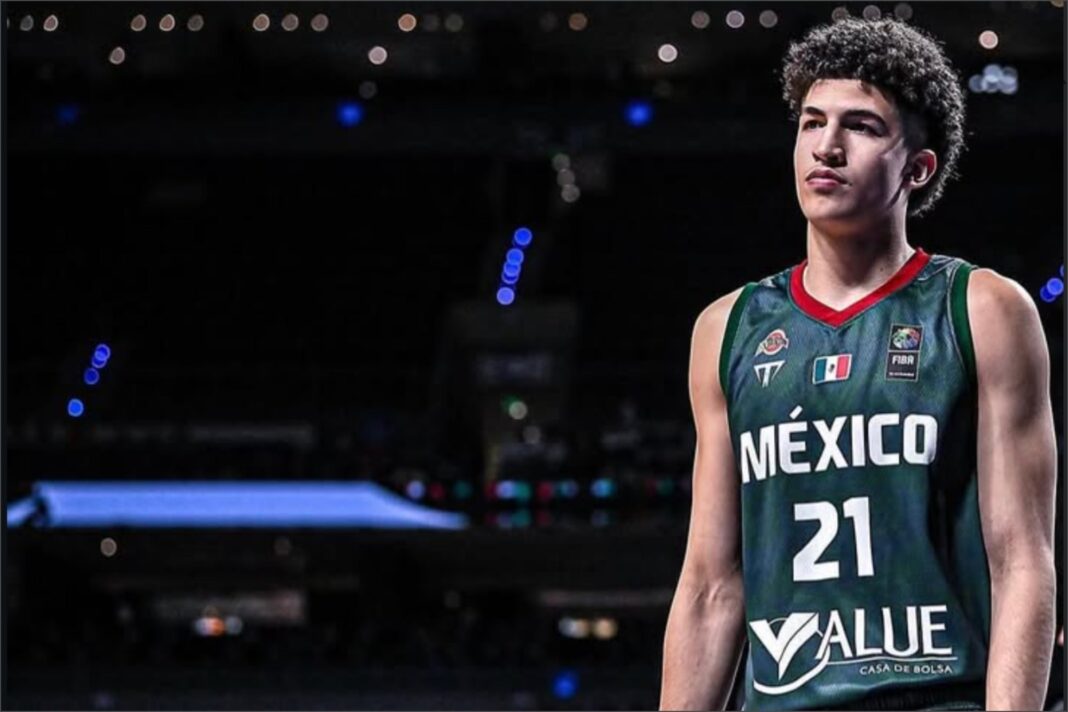 Karim López, jugador de básquet mexicano, durante un partido con los New Zealand Breakers.