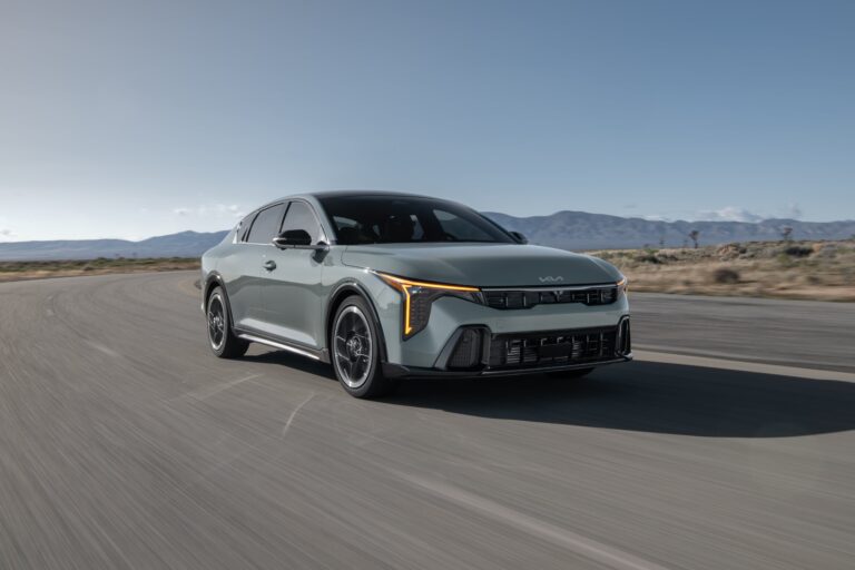 Nuevo Kia K4 sedán, color gris, en exhibición con su diseño frontal moderno y luces en forma de T.