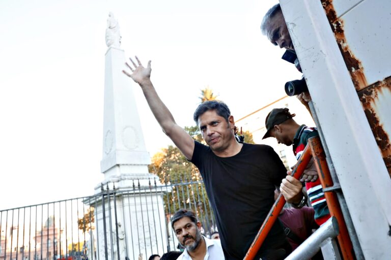 Axel Kicillof durante un acto público relacionado con educación o universidad.
