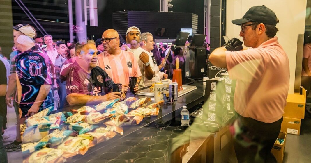 Local de La Birra Bar en el nuevo Nu Stadium del Inter Miami CF, con vista al campo de juego.