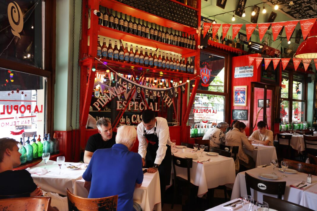 Fachada e interior del bodegón La Popular de San Telmo, mostrando su decoración vintage y platos tradicionales.