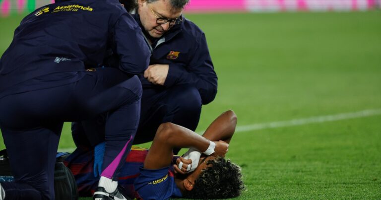 Lamine Yamal del Barcelona en el suelo tras lesionarse durante el partido contra el Celta de Vigo.