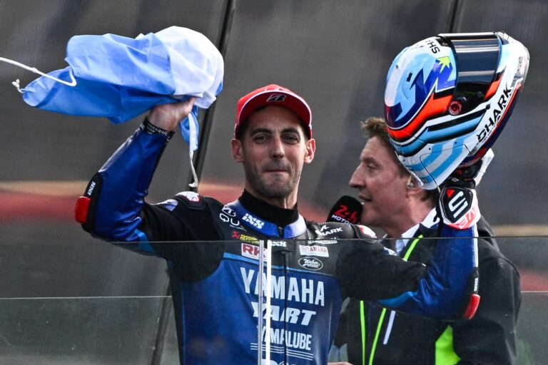 Leandro 'Tati' Mercado celebra su victoria en las 24 Horas de Le Mans junto al equipo YART Yamaha.