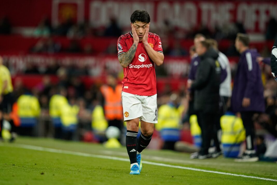 Lisandro Martínez, defensor del Manchester United y la Selección Argentina, en acción durante un partido de la Premier League.
