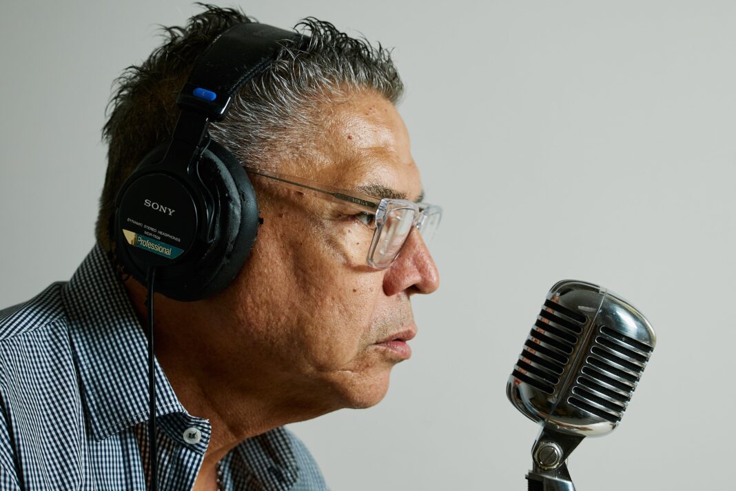 Luis 'Negro' Albornoz, locutor argentino, en un estudio de radio o televisión.