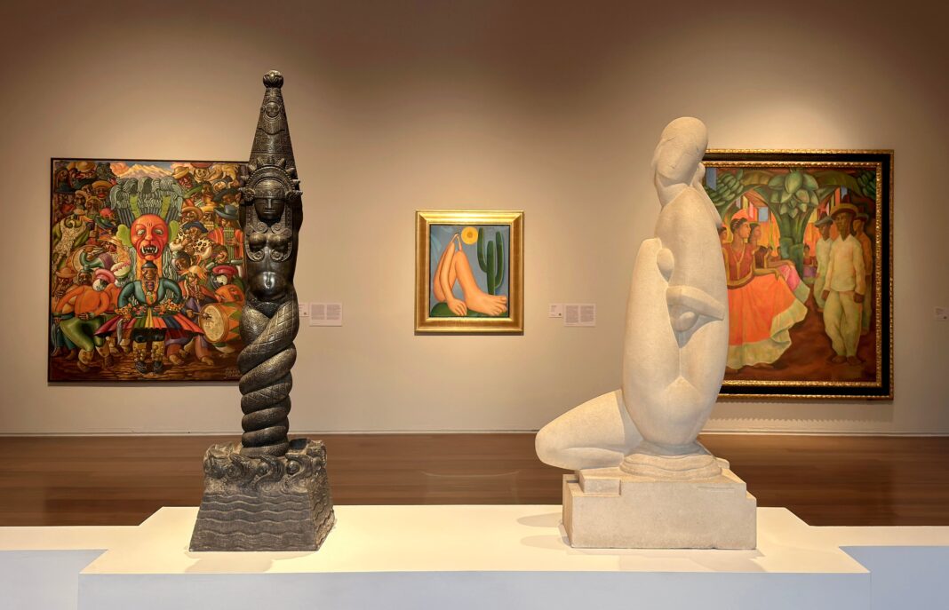 Vista de la sala de arte cinético del Malba con objetos cilíndricos girando