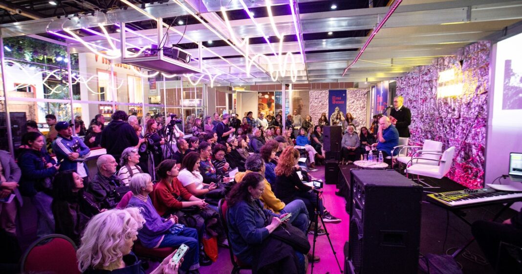 Público en la maratón de lectura de la Feria del Libro de Buenos Aires, con asistentes siguiendo el evento desde los pasillos