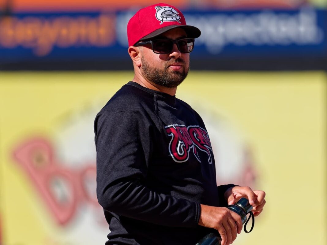 Marcelo Alfonsín, entrenador argentino de béisbol, durante una sesión de trabajo.