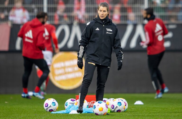 Marie-Louise Eta, nueva entrenadora del Union Berlin, durante un entrenamiento.