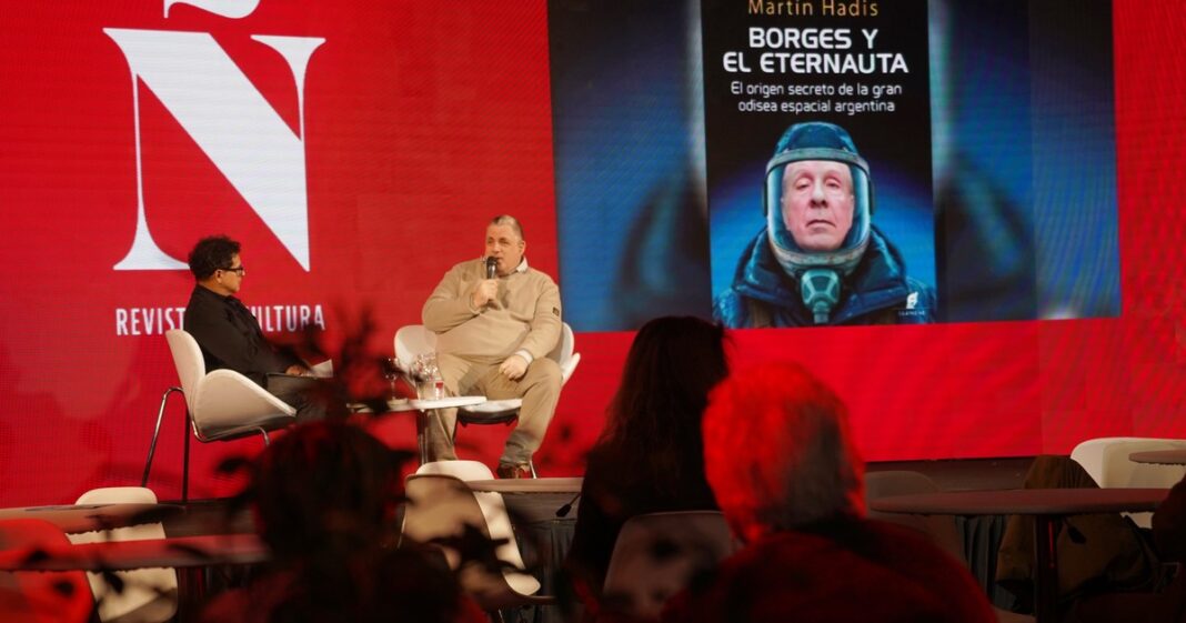 Martín Hadis durante su presentación en la Feria del Libro de Buenos Aires