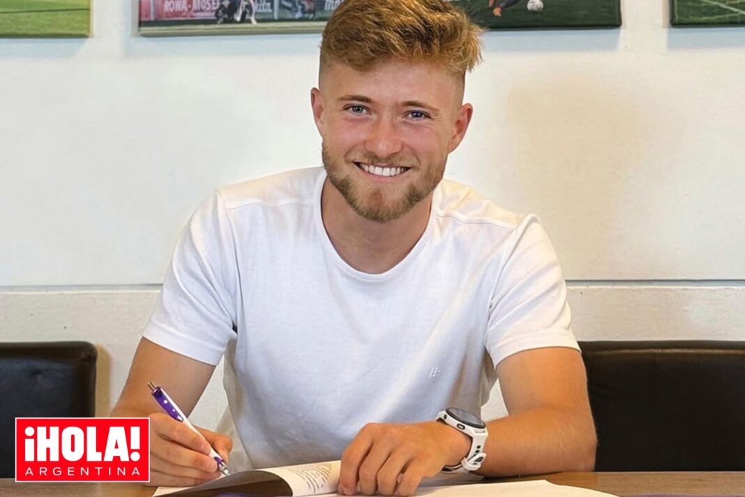 Mathew Collins, futbolista hijo de Phil Collins, en acción en un partido de fútbol.