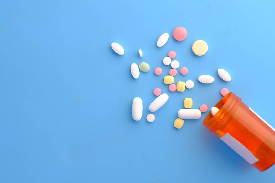 Botiquín abierto con diversos medicamentos y frascos de pastillas