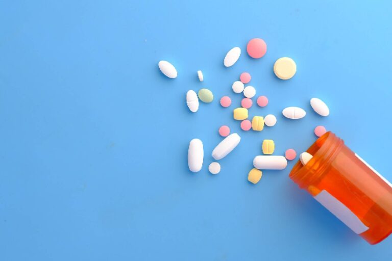 Botiquín abierto con diversos medicamentos y frascos de pastillas