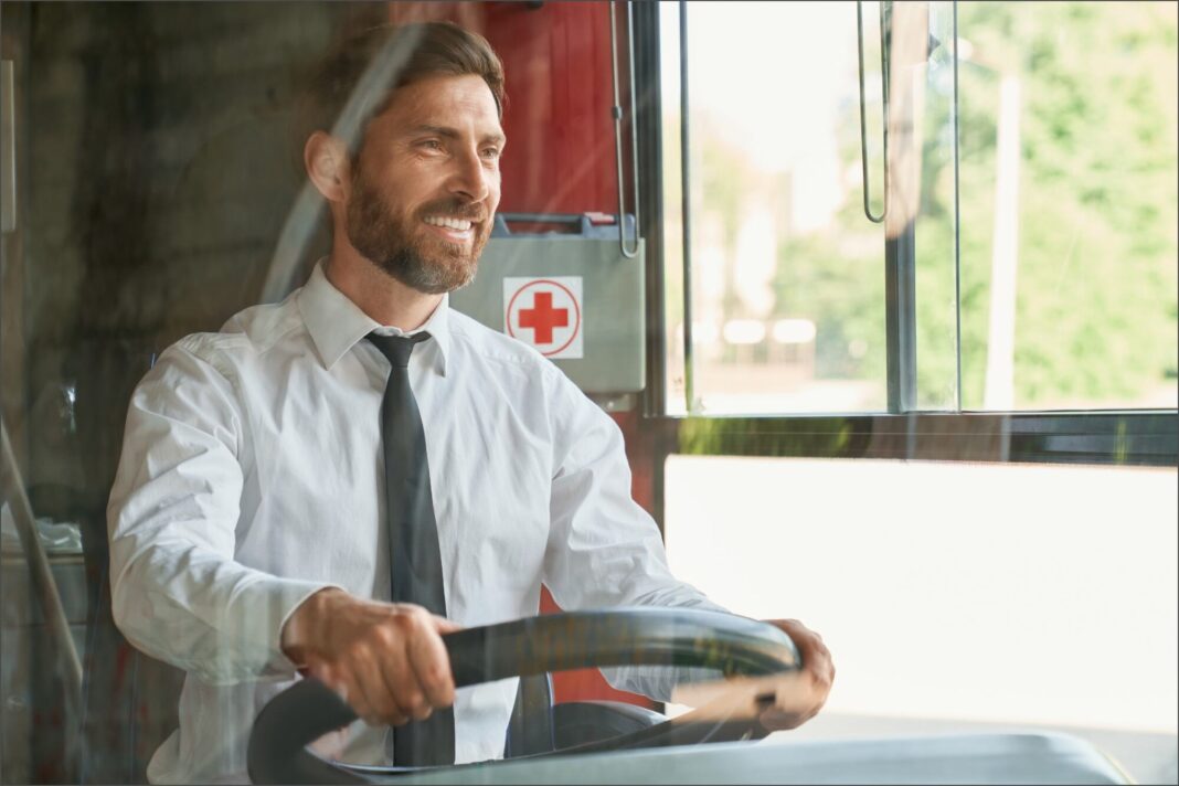 Autobús urbano transitando por una calle de Miami, ilustrativo de la convocatoria laboral.