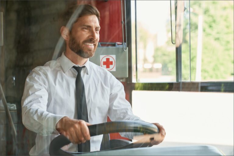 Autobús urbano transitando por una calle de Miami, ilustrativo de la convocatoria laboral.
