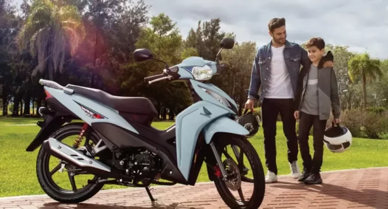 Fila de motos de 110 cc de diferentes marcas estacionadas en una calle urbana