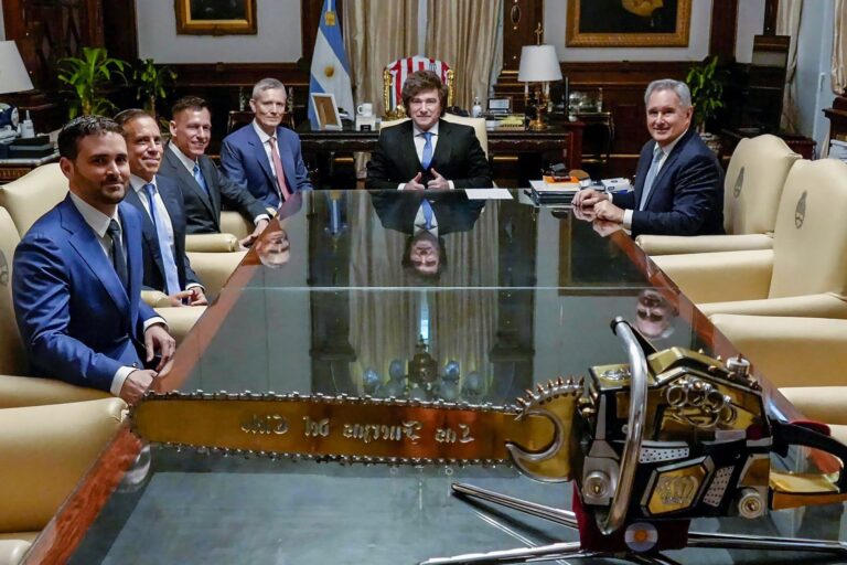 Reunión política en Argentina con figuras como Rocca, Macri, Gebel, Llaryora y Peter Thiel