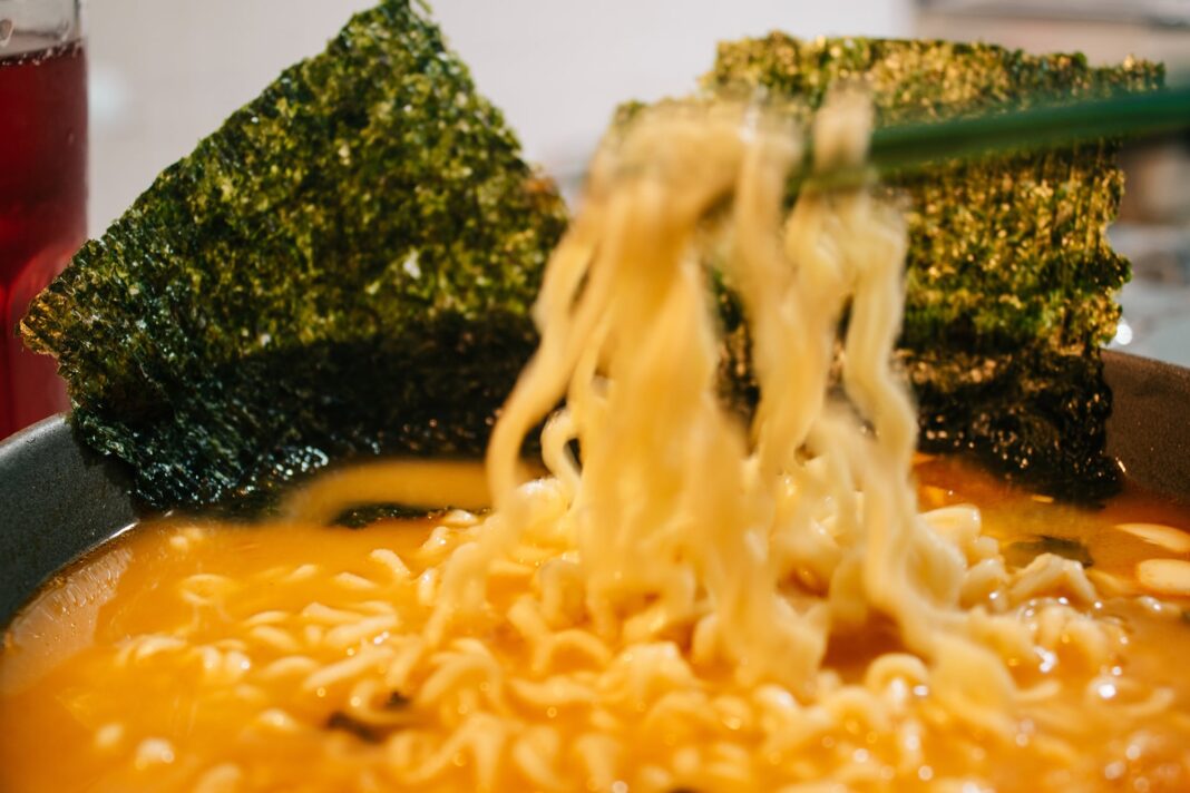 Láminas de alga nori secas, un ingrediente versátil y nutritivo.