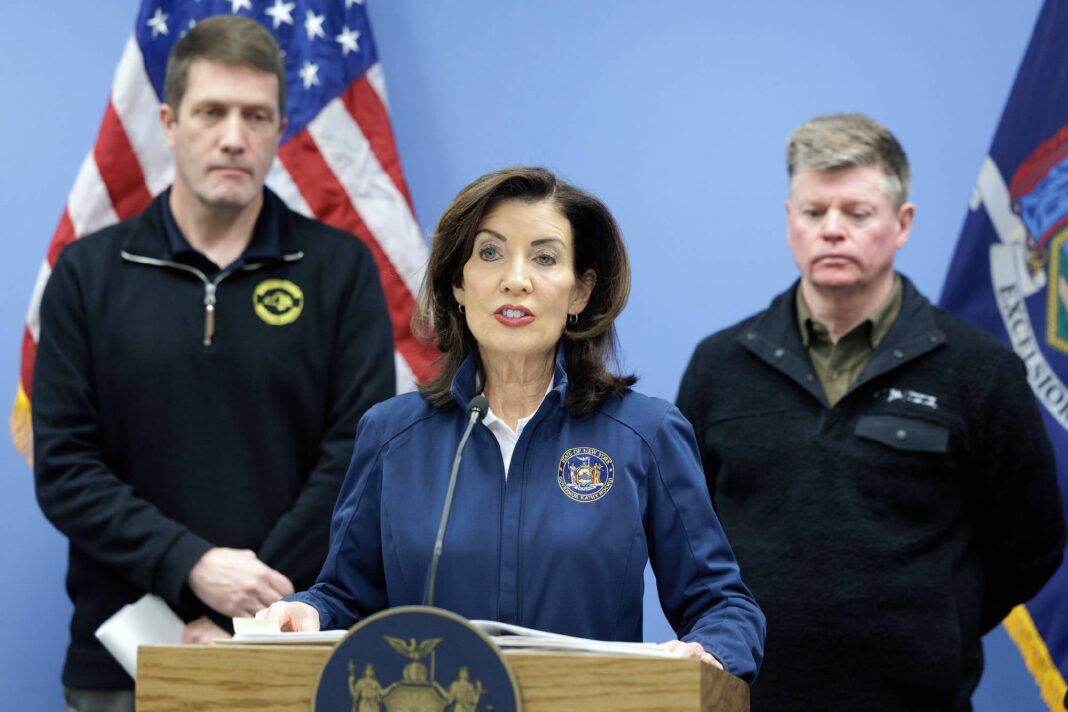 Gobernadora Kathy Hochul firmando orden ejecutiva contra corrupción en plataformas de predicción