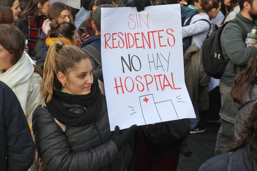 Médicos residentes en un hospital argentino durante una guardia