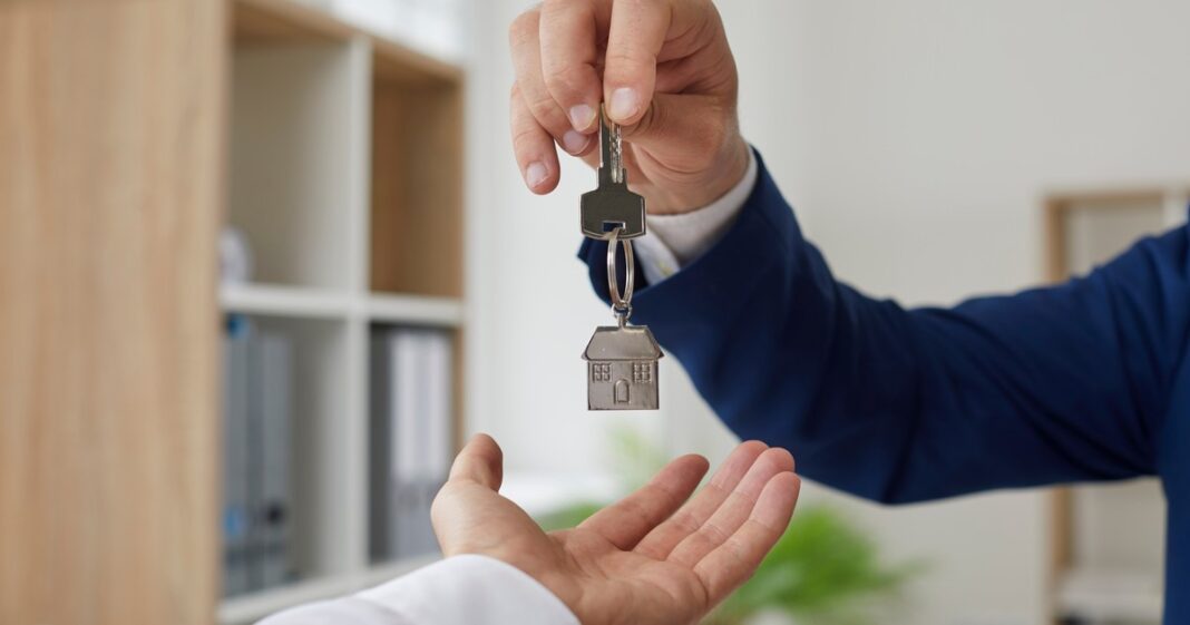 Ilustración de una casa con símbolos de pesos y gráficos fiscales, representando beneficios impositivos para propietarios.