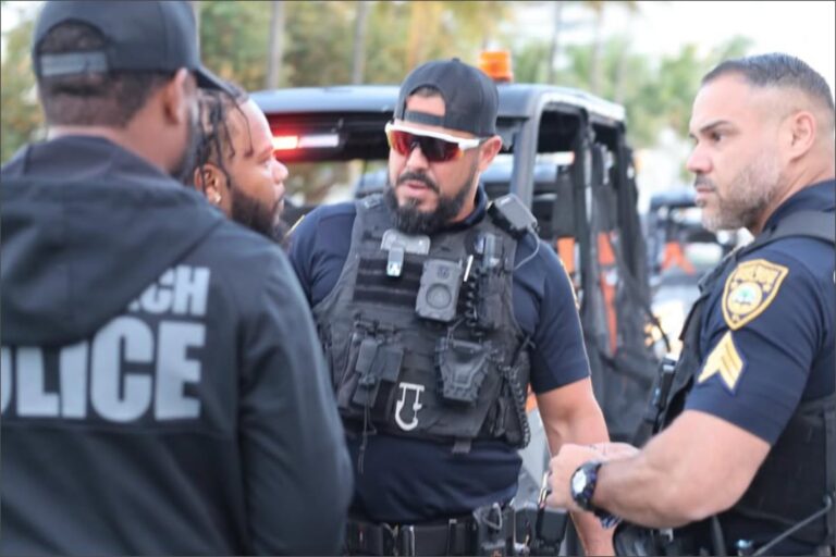 Agentes de policía durante un operativo de seguridad en Miami Beach