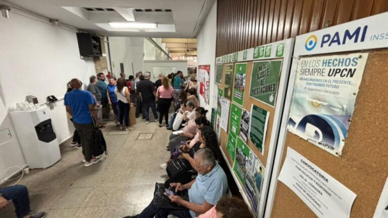 Pañales para adultos sobre una mesa junto a la credencial del PAMI