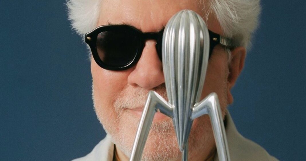 Pedro Almodóvar sonriendo durante una entrevista