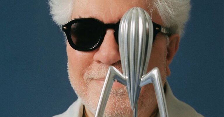 Pedro Almodóvar sonriendo durante una entrevista