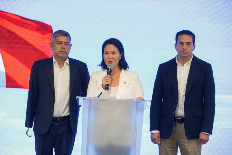 Mapa político de Perú con banderas representando a los candidatos en contienda electoral.