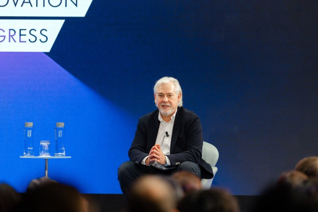 Ejecutivos de Philip Morris International en reunión de negocios analizando estrategias de mercado.