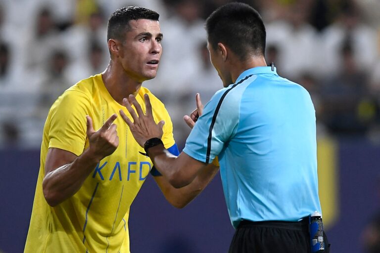 Jugadores de Al-Ahli protestando durante el partido contra Al-Fayha en la Saudi Pro League.