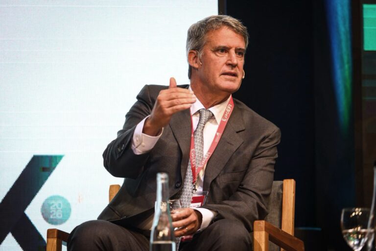 Alfonso Prat-Gay hablando en ExpoEFI