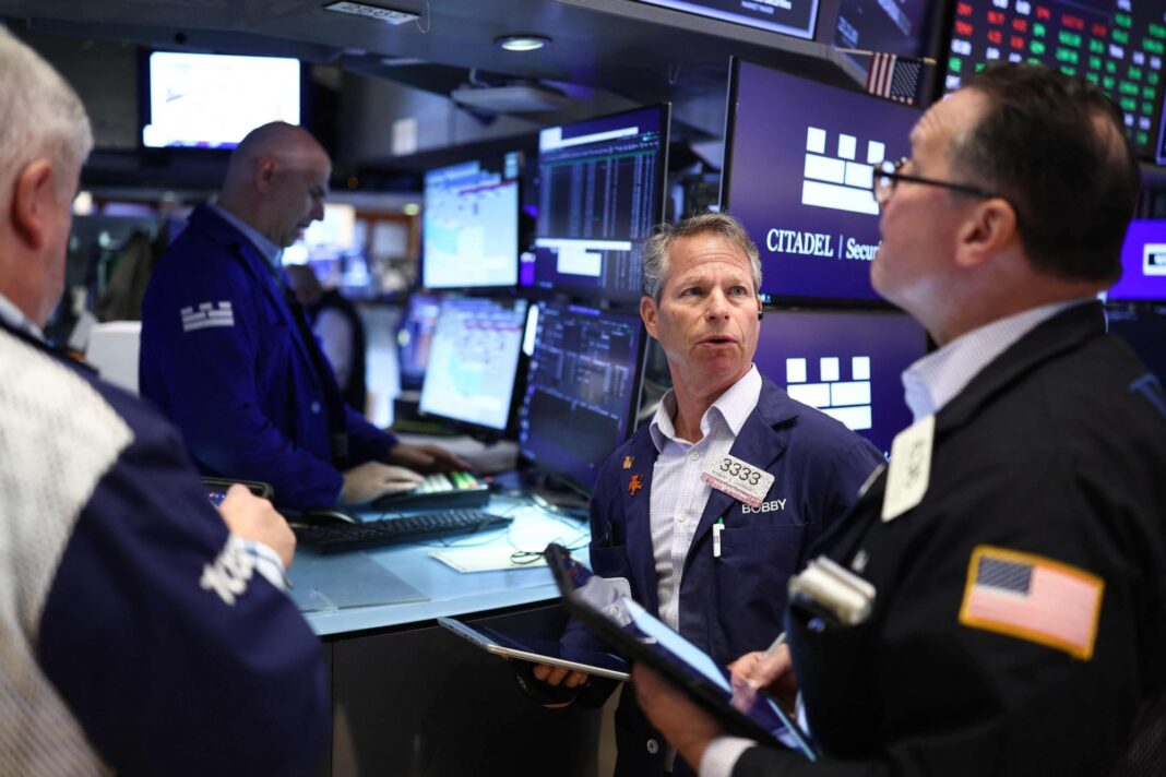 Gráfico con la evolución del precio del petróleo Brent y una bandera de Medio Oriente de fondo.