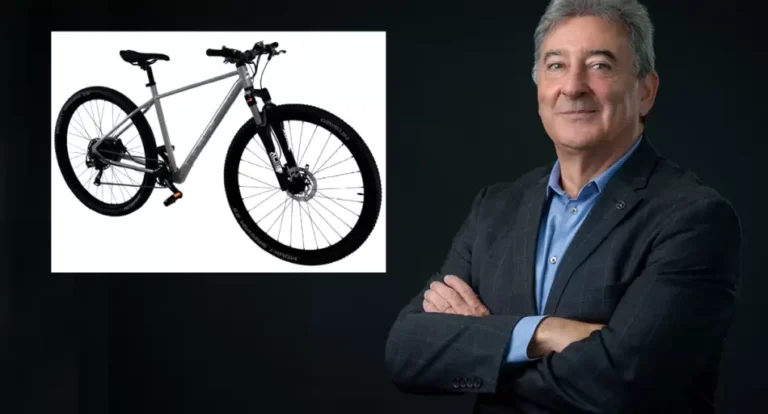 Bicicleta eléctrica MTB R29 de Prestige Auto, ensamblada en Argentina, sobre un camino de tierra.