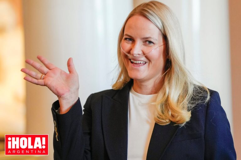 La princesa Mette-Marit de Noruega en un acto oficial, junto a su familia, utilizando un suministro de oxígeno portátil.