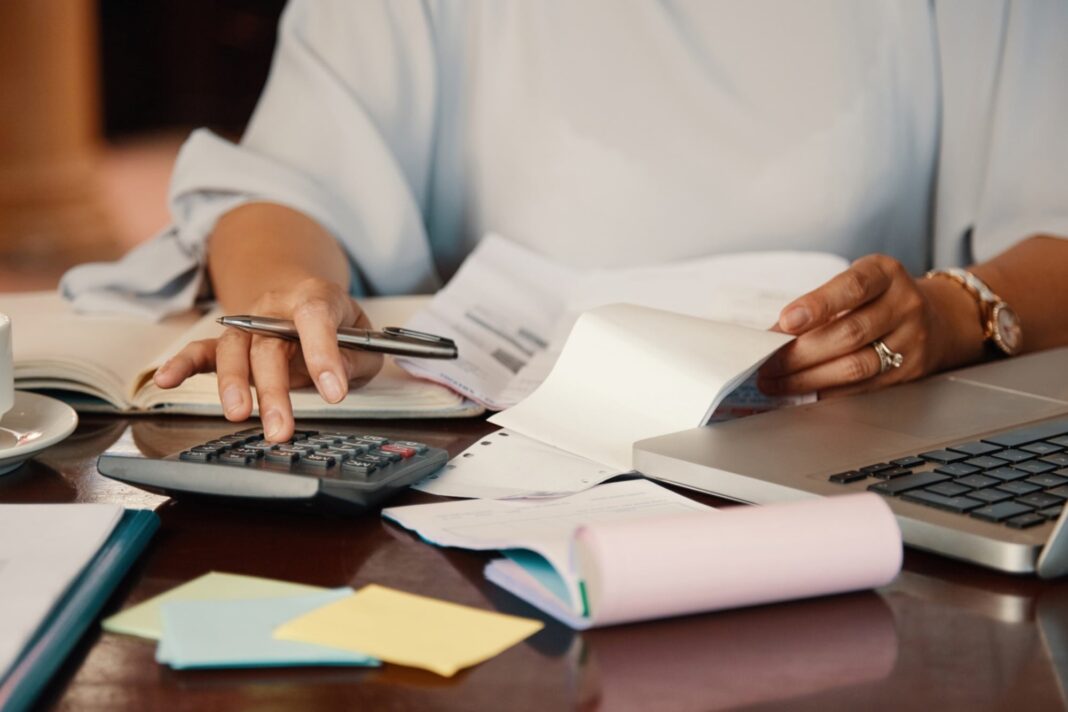 Documentos y calculadora sobre impuestos a la propiedad, representando los programas de alivio fiscal.