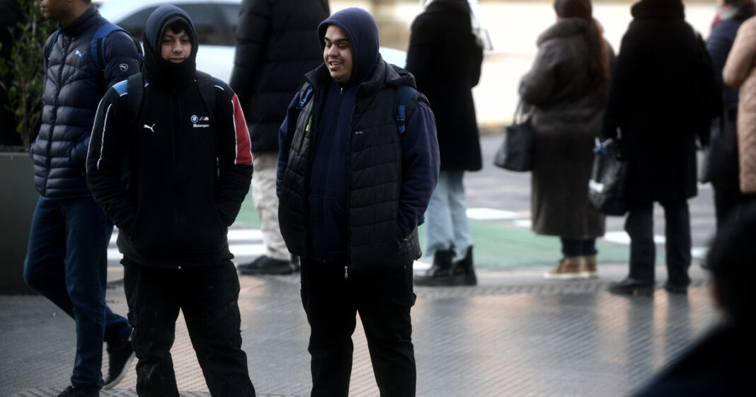 Mapa del pronóstico del tiempo mostrando el descenso de temperatura en el Área Metropolitana de Buenos Aires.