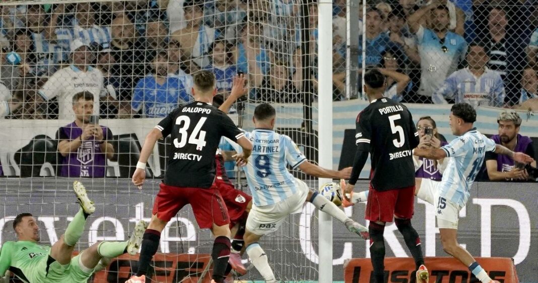 Racing Club y River Plate en un partido de fútbol en el Estadio Presidente Perón