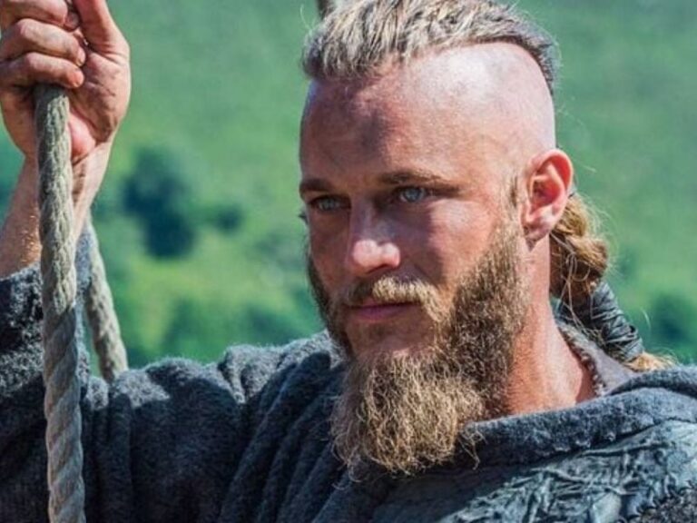 Ilustración de un guerrero vikingo con un barco drakkar de fondo, representando a Ragnar Lothbrok.