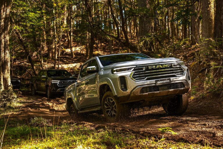 RAM Dakota pickup color gris en camino de tierra, fabricada en Córdoba, Argentina