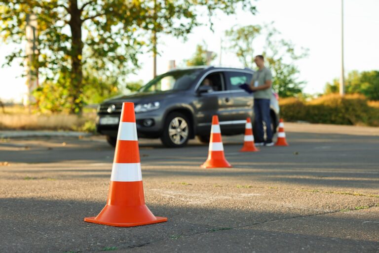 Adulto mayor renovando licencia de conducir en oficina del DMV