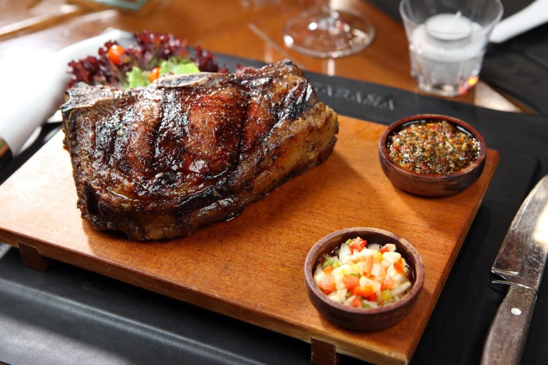 Mapa mundial con ubicaciones de restaurantes argentinos y platos típicos como bife de chorizo y vino Malbec.